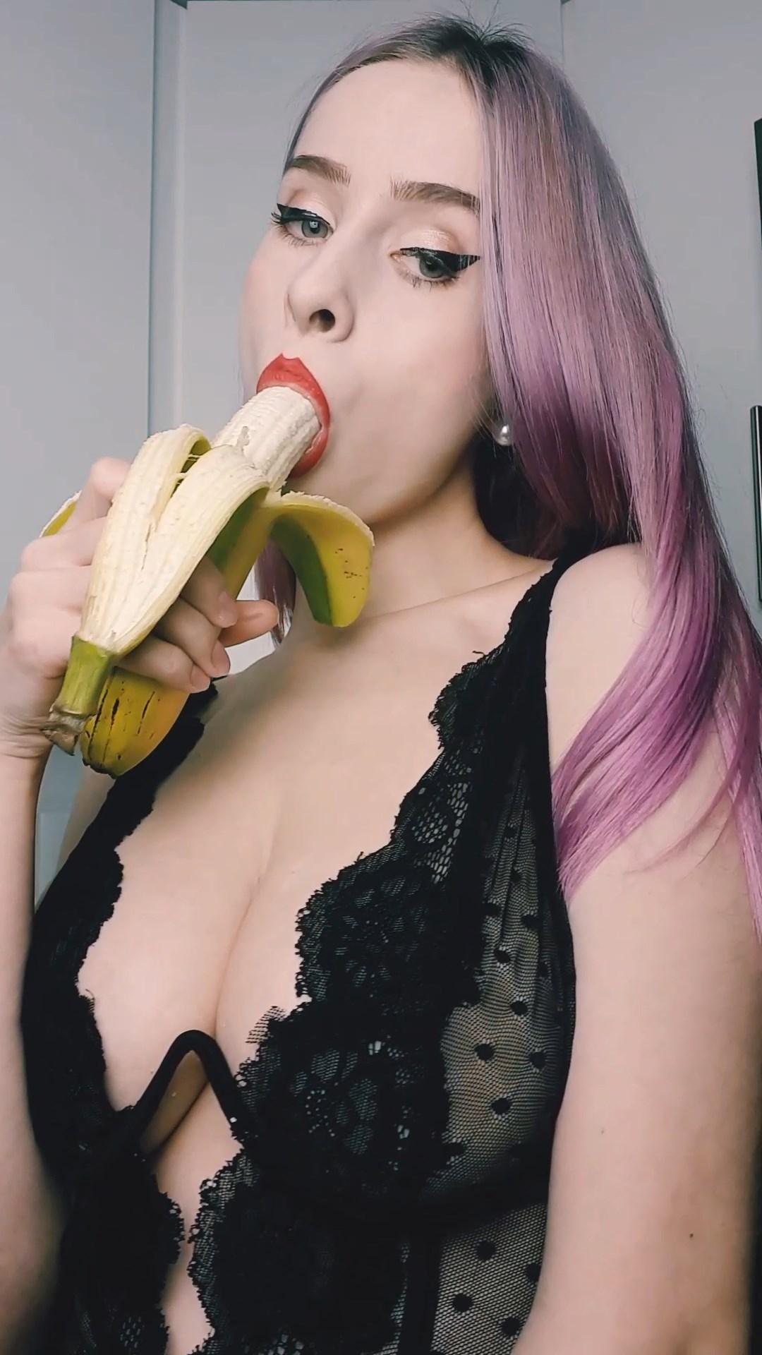 mizzycyn topless banana deep throat patreon video leaked DEBQVN