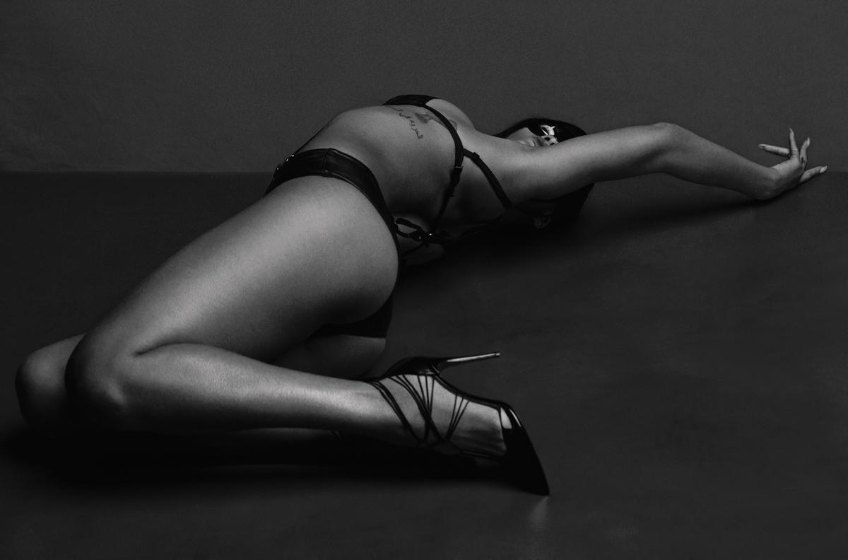 rihanna nude modeling photoshoot set leaked NLLCOD