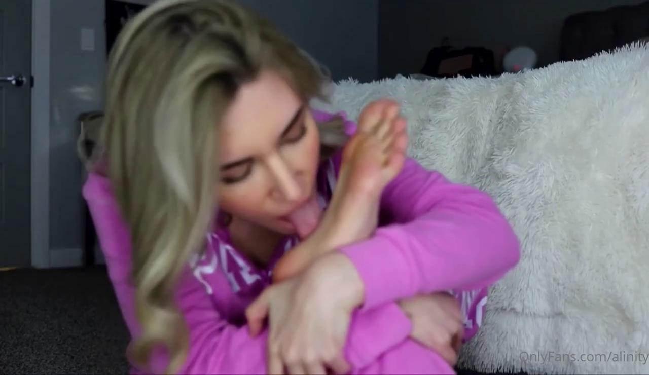 alinity feet licking onlyfans video leaked ESSIMY