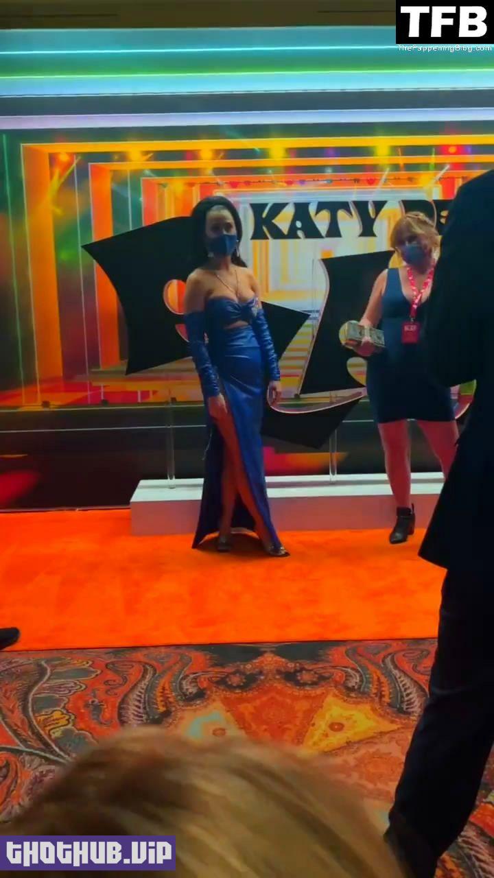 Katy Perry Slapping Her Boob Las Vegas Nevada 1 thefappeningblog.com
