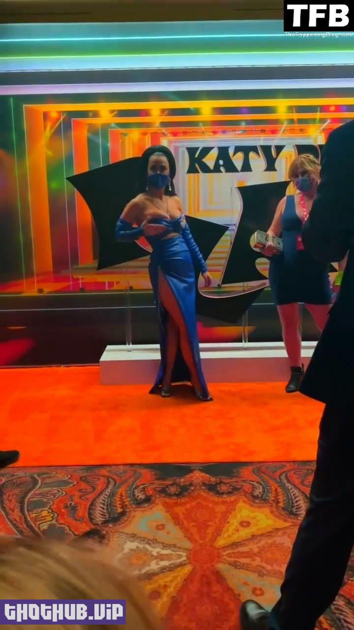 Katy Perry Slapping Her Boob Las Vegas Nevada 5 thefappeningblog.com