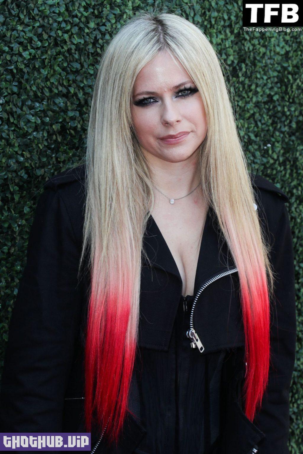Top Avril Lavigne Flaunts Her Sexy Boobs At Varietys 2021 Music 