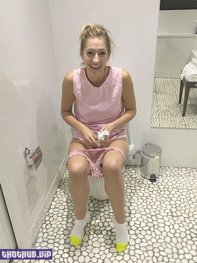Sean Penn's Daughter and Hollywood actress Dylan Penn Peeing Leaked Photos