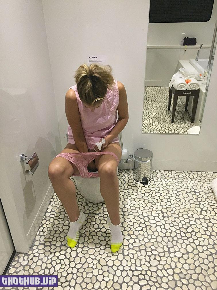 Sean Penn's Daughter and Hollywood actress Dylan Penn Peeing Leaked Photos